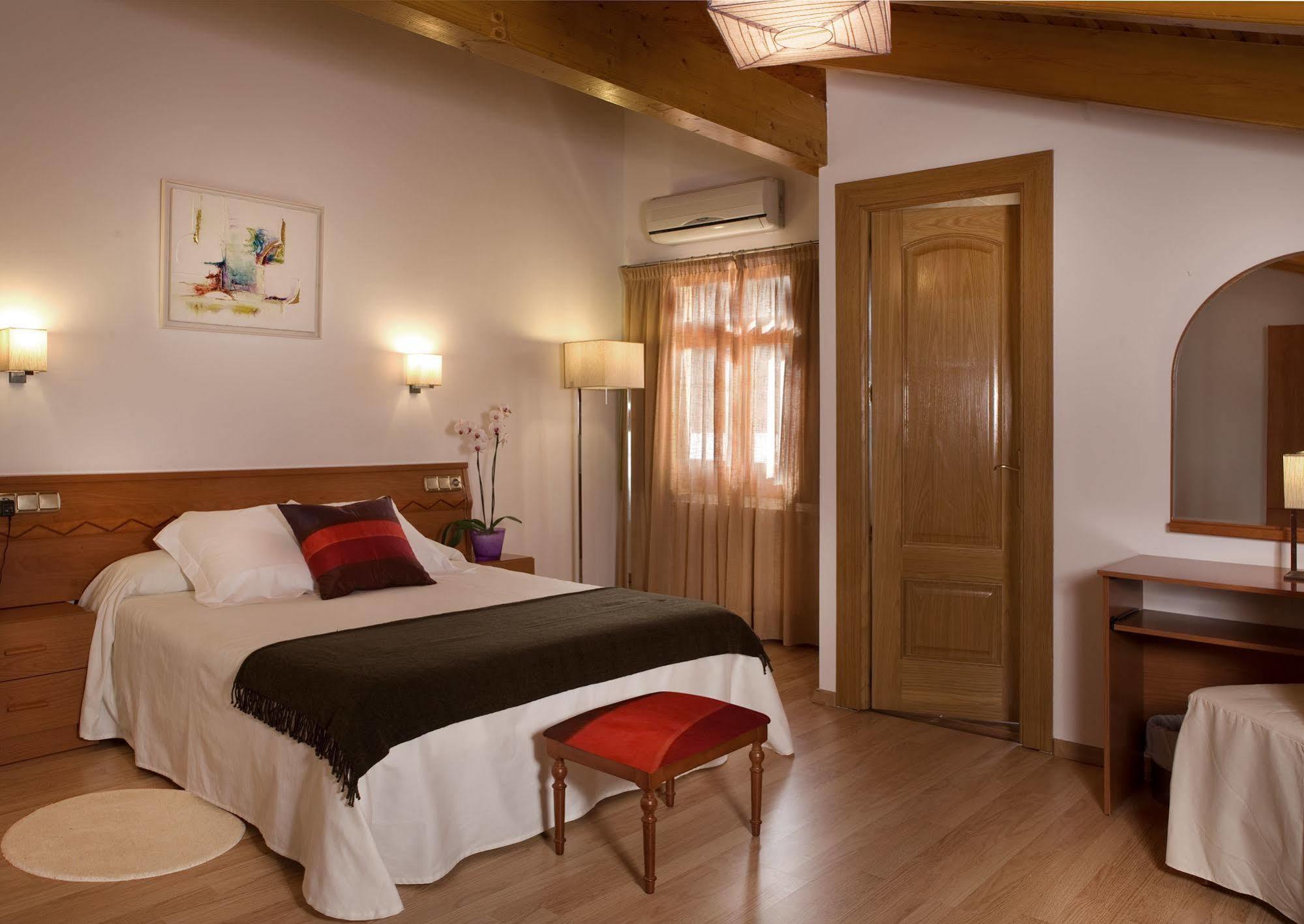 Hotel Porta D'Alella Bagian luar foto