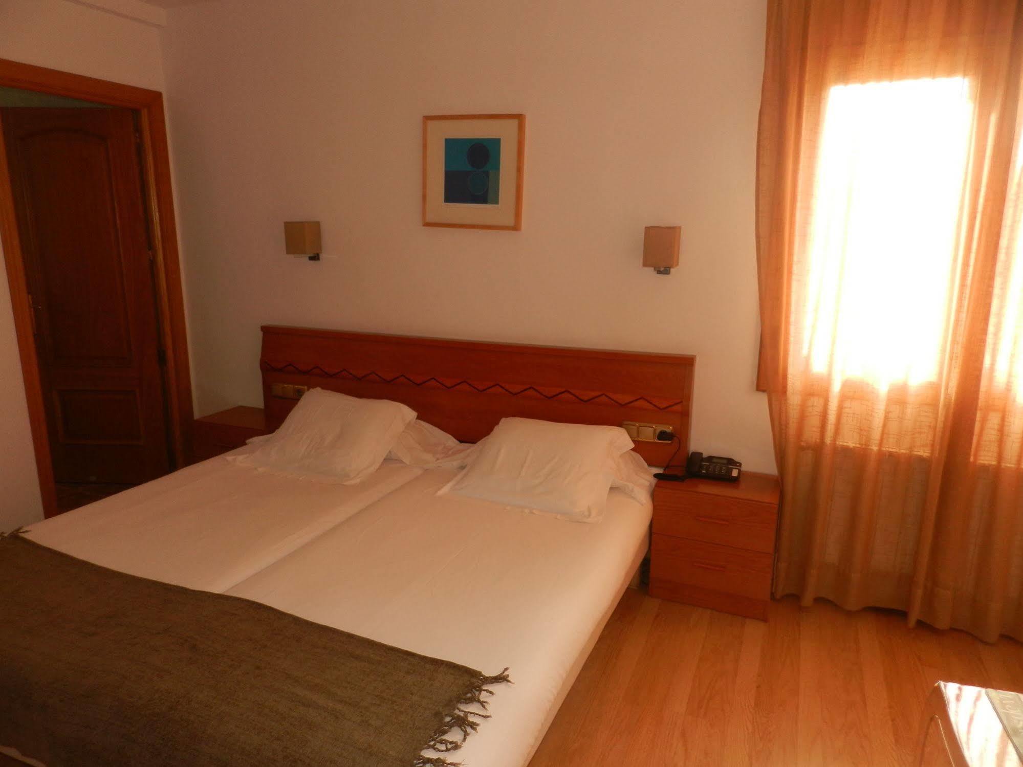 Hotel Porta D'Alella Bagian luar foto
