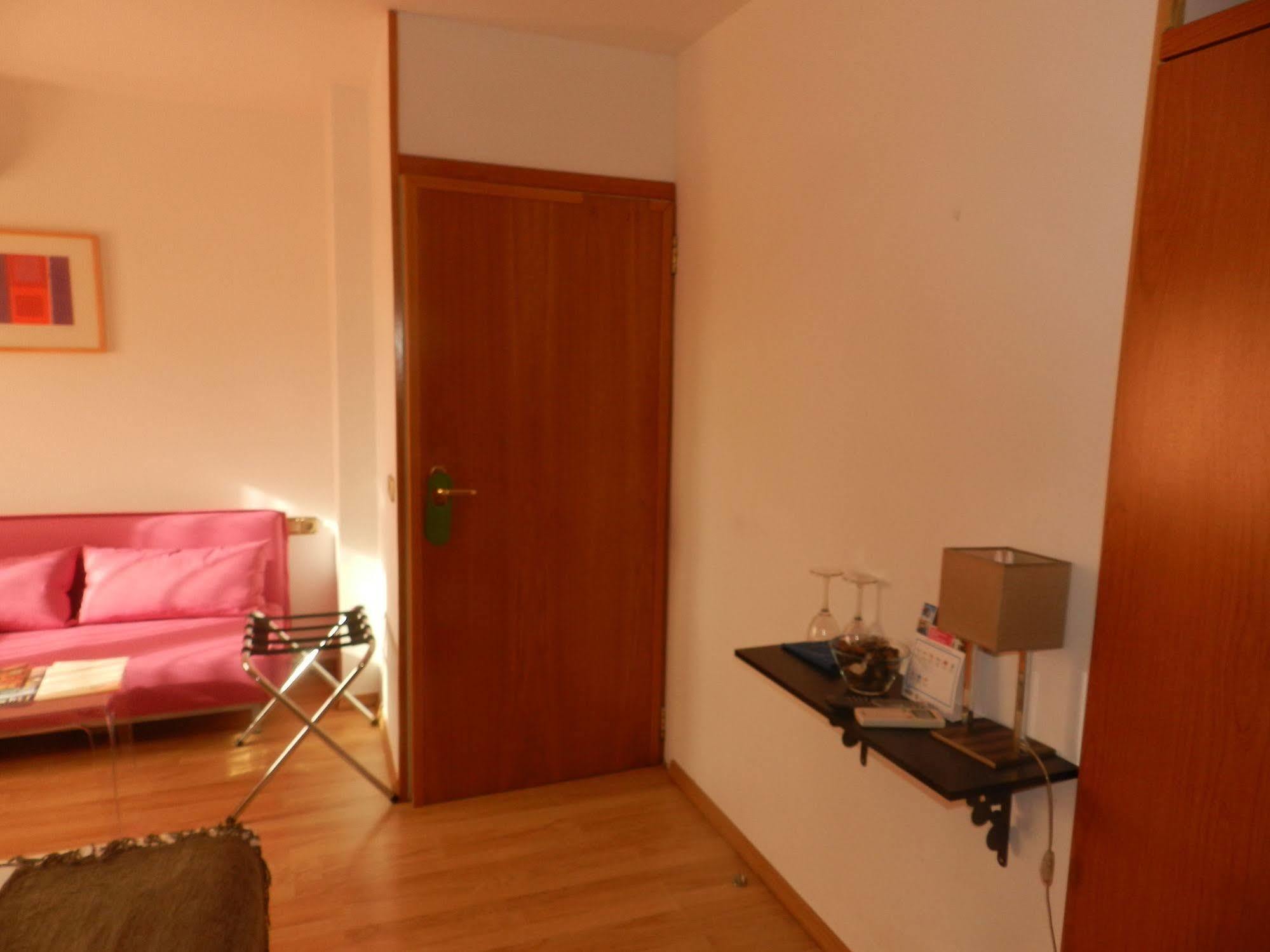 Hotel Porta D'Alella Bagian luar foto
